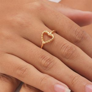 ANEL FOLHEADO A OURO COM ENTRELAÇADO COM CORAÇÃO