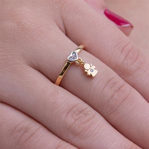 ANEL FOLHEADO A OURO COM CORAÇÃO DE ZIRCÔNIA E MENINA