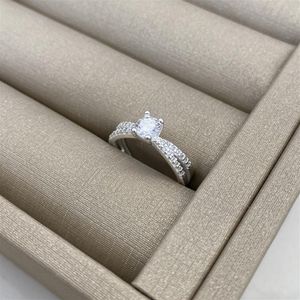 ANEL PRATA COM ZIRCÔNIAS E SOLITÁRIO
