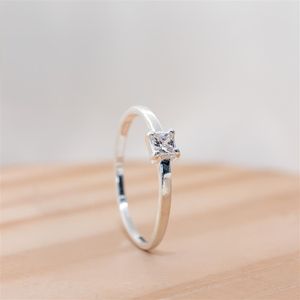 ANEL PRATA LISO COM ZIRCÔNIA QUADRADA