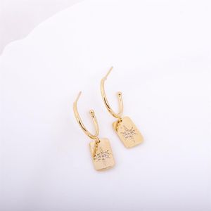 BRINCO FOLHEADO A OURO ARGOLA COM PLACA PENDURADA COM ESTRELAS