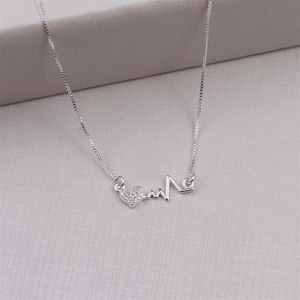 COLAR PRATA COM CORAÇÃO DE ZIRCÔNIAS E BATIMENTOS