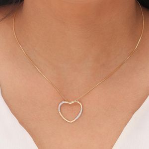 COLAR FOLHEADO A OURO CORAÇÃO LISO VAZADO COM ZIRCÔNIA