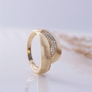 ANEL FOLHEADO A OURO LARGO COM TRANSPAÇADO LISO E DE ZIRCÔNIAS