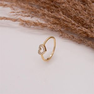 ANEL FOLHEADO A OURO TRANÇADO LISO COM CORAÇÃO DE ZIRCÔNIAS