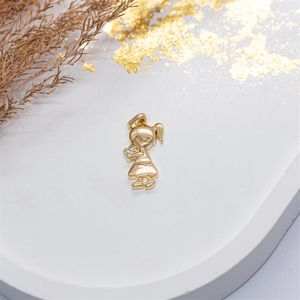 PINGENTE FOLHEADO A OURO MENINA COM CORAÇÃO DE ZIRCÔNIAS