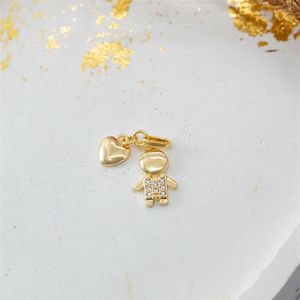 PINGENTE FOLHEADO A OURO COM CORAÇÃO LISO E MENINO COM ZIRCÔNIAS