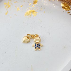 PINGENTE FOLHEADO A OURO COM CORAÇÃO LISO E MENINO DE ZIRCÔNIAS