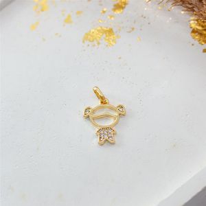 PINGENTE FOLHEADO A OURO MENINA VAZADA COM ZIRCÔNIAS