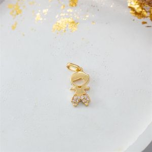 PINGENTE FOLHEADO A OURO MENINO COM BERMUDA DE ZIRCÔNIAS