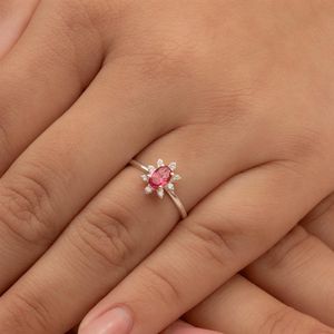 ANEL PRATA COM ZIRCÔNIA OVAL E MINI ZIRCÔNIAS CRISTAIS