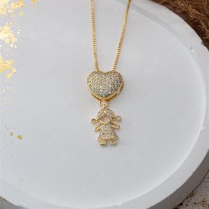 COLAR FOLHEADO A OURO CORAÇÃO COM MENINA DE ZIRCÔNIAS