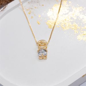 COLAR FOLHEADO A OURO MENINO COM ROUPA DE ZIRCÔNIA