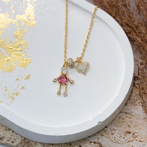 COLAR FOLHEADO A OURO COM MENINA, SEPARADOR E CORAÇÃO DE ZIRCÔNIAS