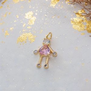 PINGENTE FOLHEADO A OURO MENINA COM MINI ZIRCÔNIA CRISTAL E CORAÇÃO