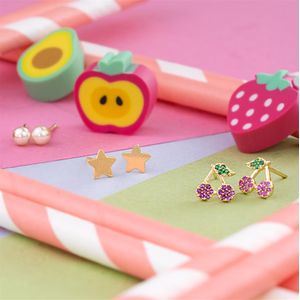 BRINCO FOLHEADO A OURO INFANTIL 3X1 COM PÉROLA E CEREJA E PÉROLA