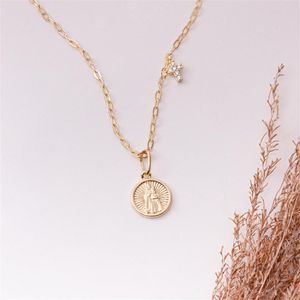 COLAR FOLHEADO A OURO COM MINI CRUZ E NOSSA SENHORA DA PENHA EM MEDALHA