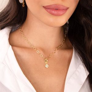 PINGENTE FOLHEADO A OURO TREVO DE CORAÇÕES DE ZIRCÔNIAS