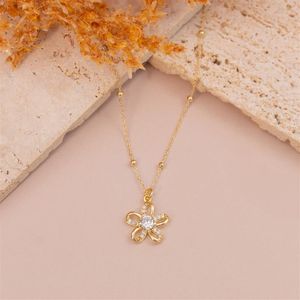 COLAR FOLHEADO A OURO COM FLOR LISA E ZIRCÔNIAS