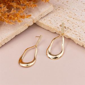 BRINCO FOLHEADO A OURO PALITO DE ZIRCÔNIAS E ARO ONDULADO