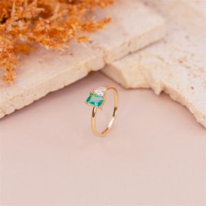 ANEL FOLHEADO A OURO COM ZIRCÔNIAS RETANGULAR E CORAÇÃO