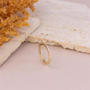 ANEL FOLHEADO A OURO 18K MODELO FINO ESTILO MEIA ALIANÇA TODO EM VOLTA DE MINI ZIRCÔNIAS CRISTAIS