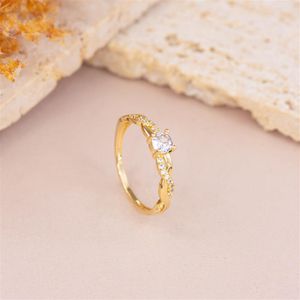 ANEL FOLHEADO A OURO TRANÇADO COM SOLITÁRIO