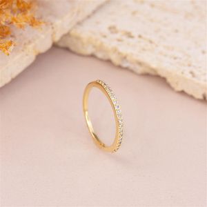 ANEL FOLHEADO A OURO MEIA ALIANÇA FINA DE ZIRCÔNIAS