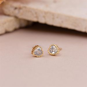 BRINCO FOLHEADO A OURO ZIRCÔNIA EM CORAÇÃO PEQUENA