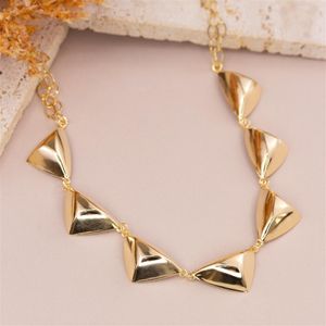 CORDÃO FOLHEADO A OURO COM ELOS E CHAPAS TRIANGULARES