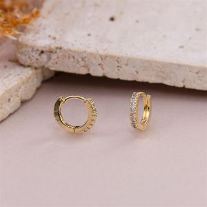 BRINCO FOLHEADO A OURO ARGOLA PEQUENA E FINA COM ZIRCÔNIAS