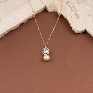COLAR FOLHEADO A OURO COM GOTA DE ZIRCÔNIA E COM PÉROLA