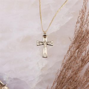 PINGENTE FOLHEADO A OURO CRUCIFIXO TRABALHADO